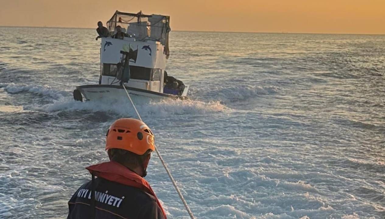 icinde 4 kisi bulunan balikci teknesi canakkale bogazinda suruklendi jja85Jzl