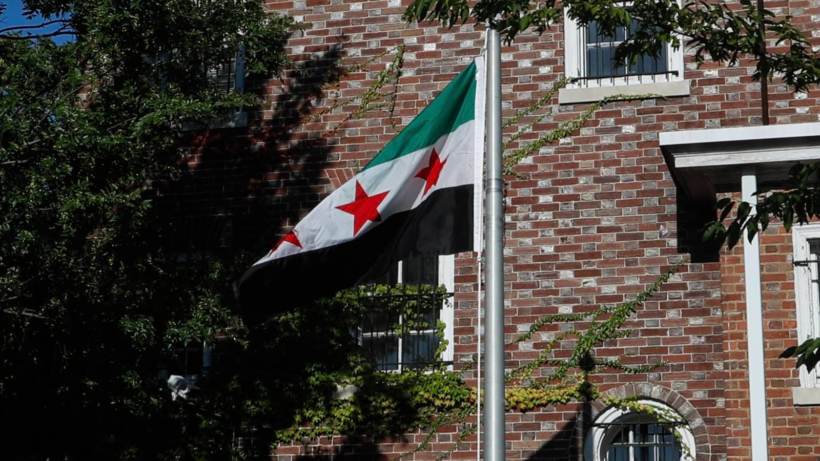 uc yildizli suriye bayragi washingtonda gondere cekildi suriyenin uluslararasi alandaki mesruiyetinin teyidi denildi HfOnfXly