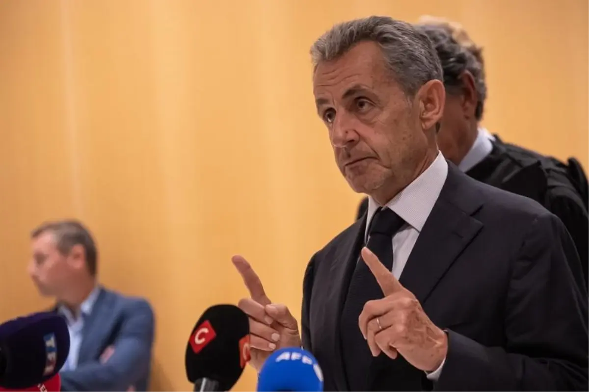 eski fransa cumhurbaskani sarkozy hapis cezasina girecek DLRE5MLS.jpg