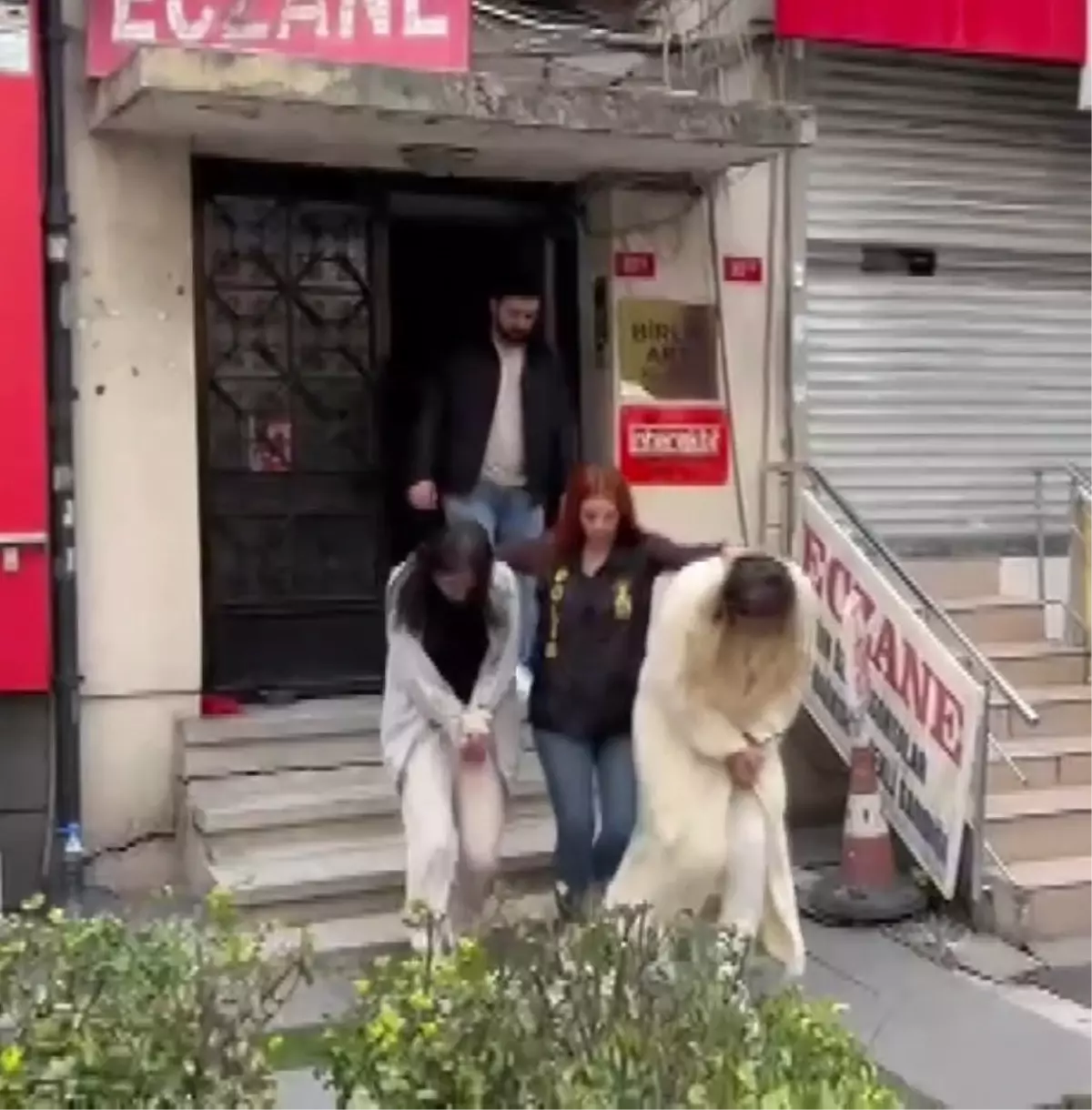 istanbul merkezli fuhus operasyonu 20 gozalti 16 tutuklama TeyDnSR3.jpg