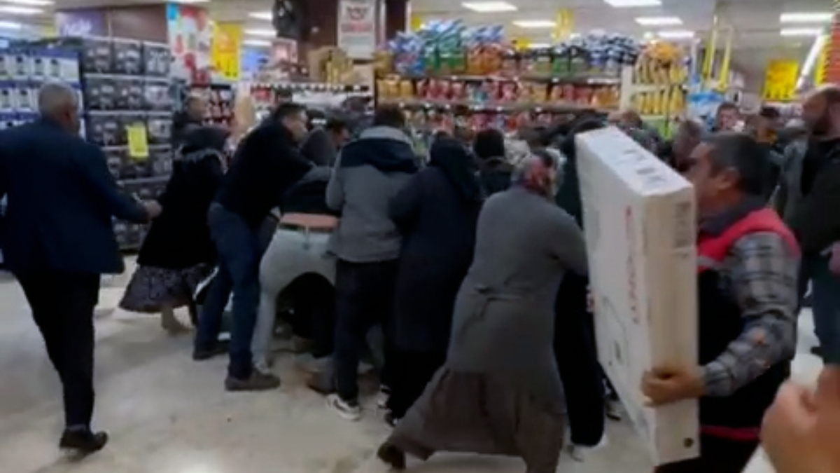 konyada indirim izdihami 32 ekran televizyon icin birbirlerini ezdiler Gapf29SO.jpg