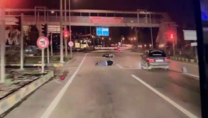 otomobil kirmizi isikta duran motosiklete carpti du5J5Gxu