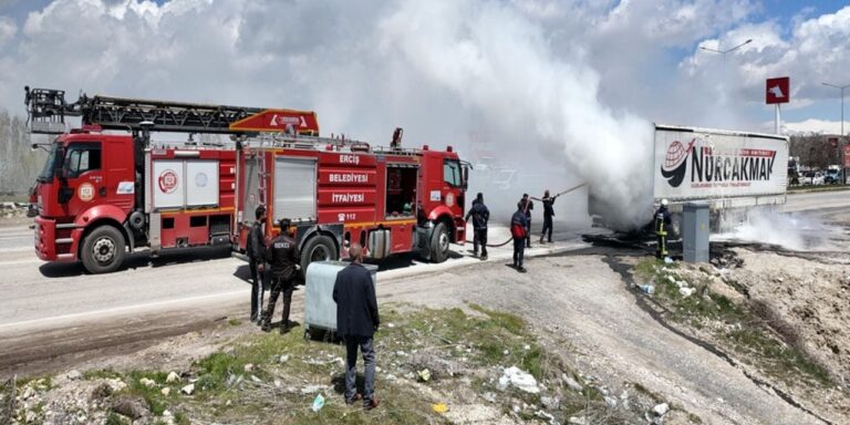 seyir-halindeydi-gubre-yuklu-tirin-dorsesi-alev-aldi-8Onq6TK5