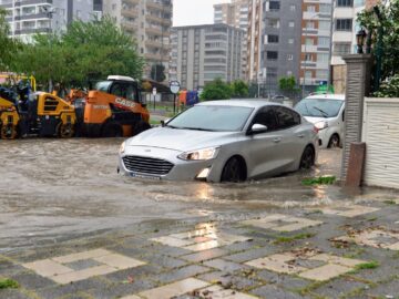 Adana’da Şiddetli Yağışlar Sokakları Su İçinde Bıraktı