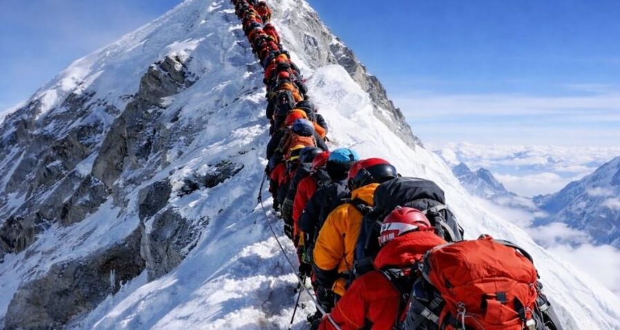 Everest’e Birlikte Tırmanarak Rekor Kırdılar: 274 Dağcı Tek Günde Zirveye Ulaştı