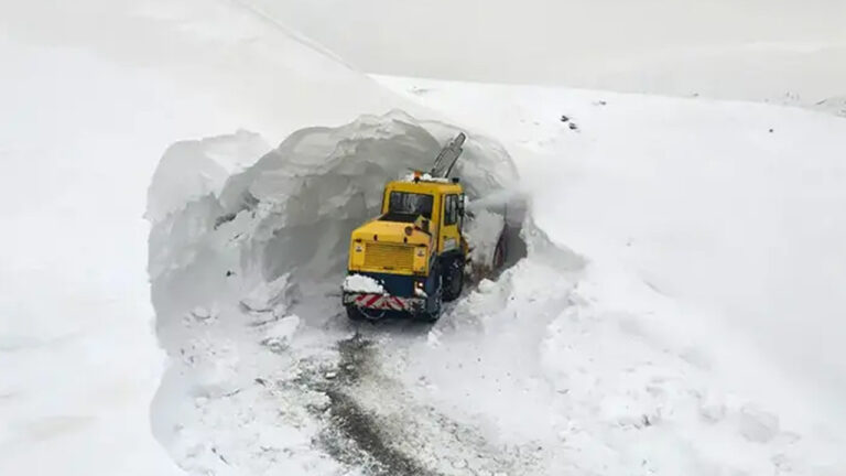 kar-kalinliginin-7-metreyi-buldugu-nemrut-yolunda-calisma-baslatildi-EceD17cm