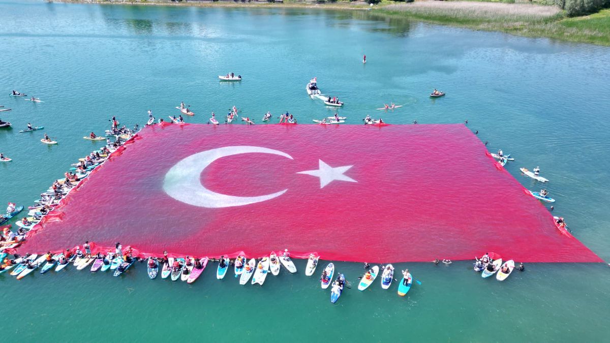 Sapanca Gölü’nde Tarihi An: 1923 Metrekarelik Dev Türk Bayrağı Dalgalandı