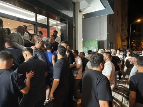 CHP İzmir İl Başkanlığı’na atanan Utku Gümrükçü, binaya arbedeyle girdi: Özgür Özel’in fotoğraflarını kaldırttı