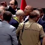 Kilicdaroglu rozet takarken sahneye cikip onune gelene firca atti lan tovbe ya rabbi PZhQQ9uW