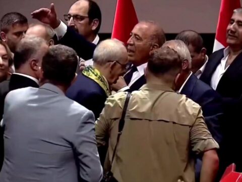Kilicdaroglu rozet takarken sahneye cikip onune gelene firca atti lan tovbe ya rabbi PZhQQ9uW