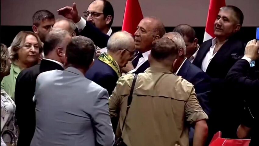Kilicdaroglu rozet takarken sahneye cikip onune gelene firca atti lan tovbe ya rabbi PZhQQ9uW